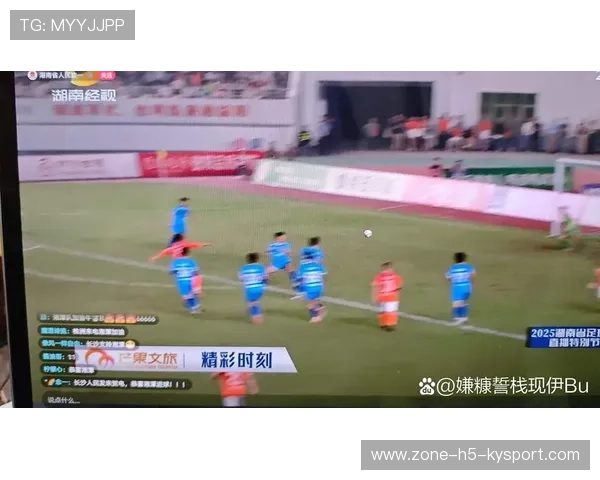 中国足球联赛战况异常激烈，各队球员全力以赴，中国足球队比赛情况