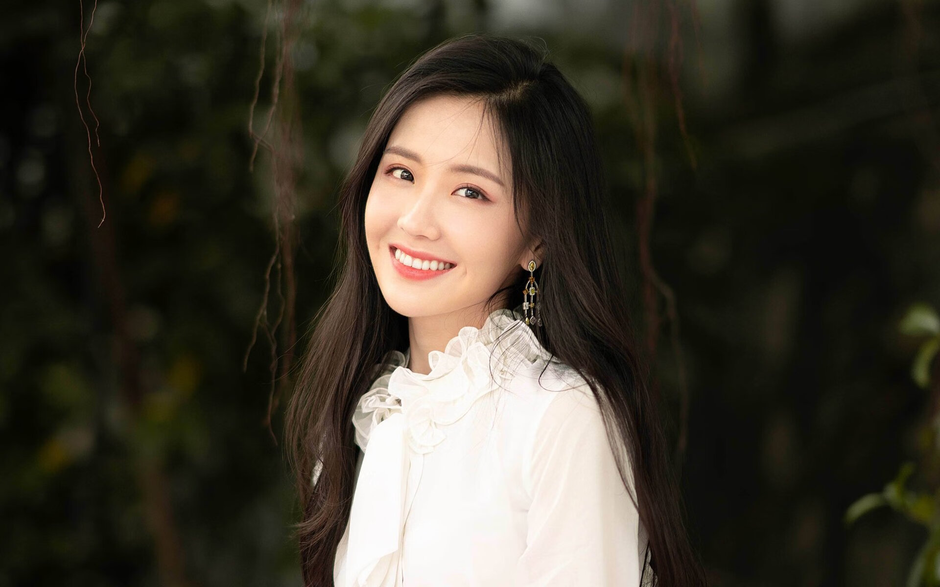 新任助教上任首秀表现稳健与球队磨合进展顺利，任职助教